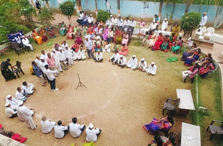 नातवंडांच्या शाळेतल्या खेळांनी आजी-आजोबा आश्चर्यचकित झाले; मॉडर्नमध्ये ‘नातवंडांचा शाळेत आनंदाचा दिवस’ उपक्रम