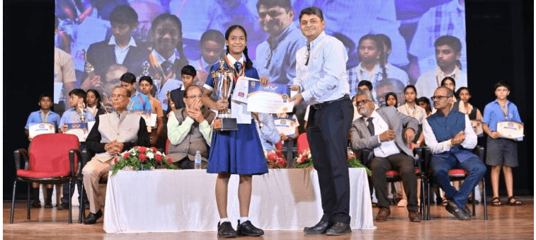 स्पेलिंग बी आणि हस्ताक्षर ऑलिंपियाडमध्ये दस्तूर शाळेच यश