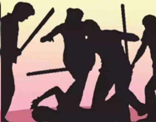 कॉलेजच्या दोन युवकांवर चाकूने हल्ला गर्लफ्रेंडबद्दल अफवा पसरवण्याचा संशय 2 कॉलेजच्या दोन युवकांवर चाकूने हल्ला गर्लफ्रेंडबद्दल अफवा पसरवण्याचा संशय