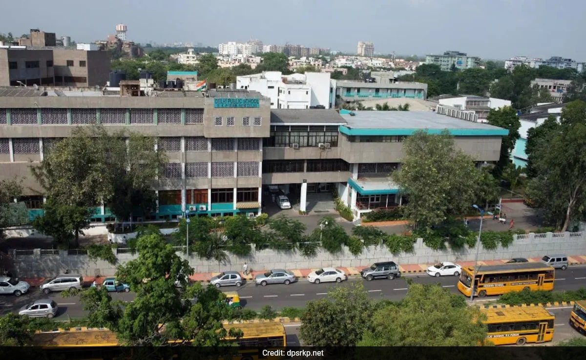 दिल्लीतील 40+ शाळांना बॉम्बची धमकी: ‘कॅम्पसमध्ये बॉम्ब प्लांट’ संदेशाने खळबळ