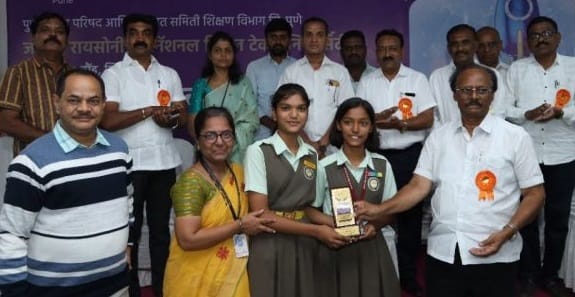 दौंड येथे तालुका स्तरीय विज्ञान प्रदर्शनीत उत्कृष्ट कामगिरी करणाऱ्या विद्यार्थ्यांचे अभिनंदन