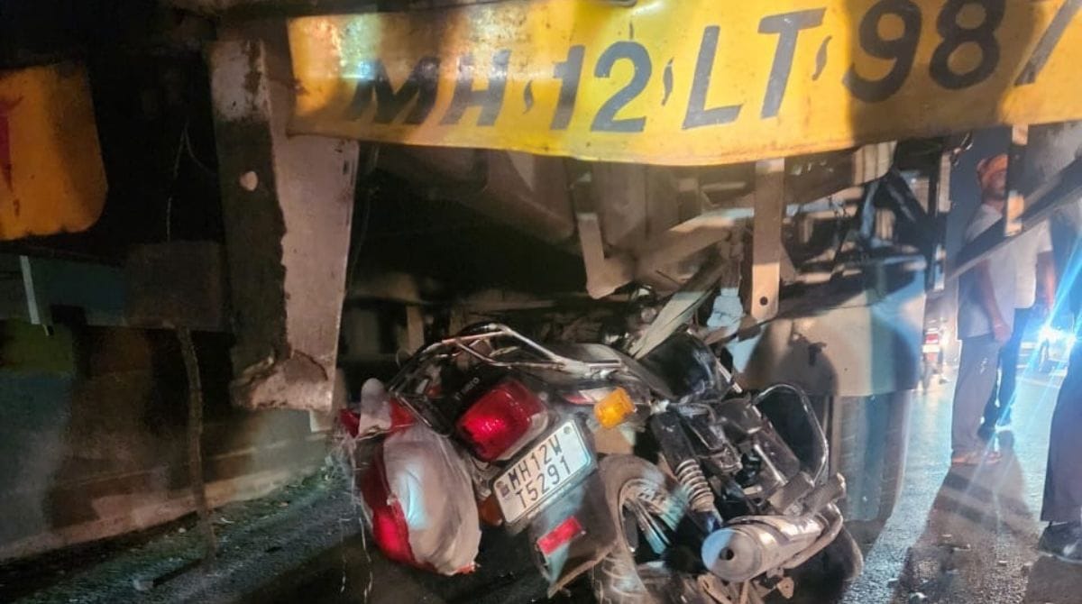थेऊर फाटा येथे उभ्या ट्रकखाली दुचाकी घुसली; चालक गंभीर जखमी