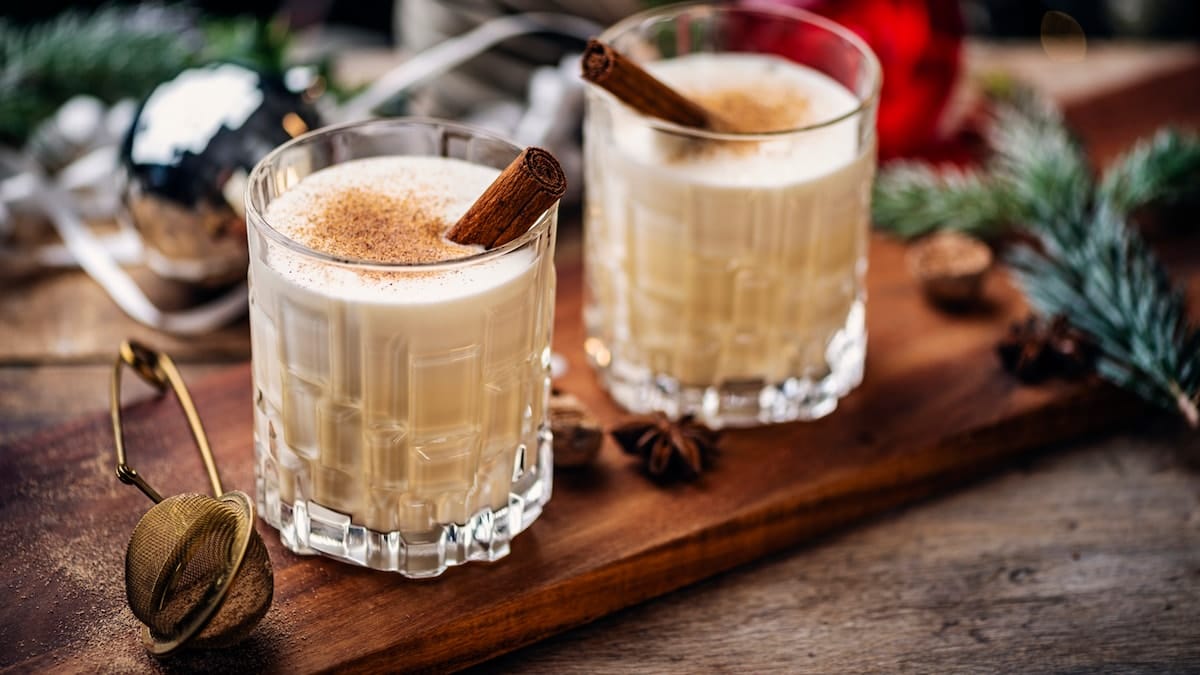Eggnog म्हणजे काय? या ख्रिसमसमध्ये तुम्ही हे लोकप्रिय सणाचे पेय कसे बनवू शकता