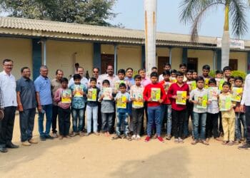 मकरसंक्राती निमित्त महाराष्ट्र राज्य पत्रकार महासंघ जुन्नर तालुका यांचेवतीने शिवांजली विद्यार्थी वसतीगृहात शैक्षणिक साहित्य व तिळगुळ वाटप