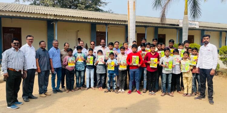 मकरसंक्राती निमित्त महाराष्ट्र राज्य पत्रकार महासंघ जुन्नर तालुका यांचेवतीने शिवांजली विद्यार्थी वसतीगृहात शैक्षणिक साहित्य व तिळगुळ वाटप