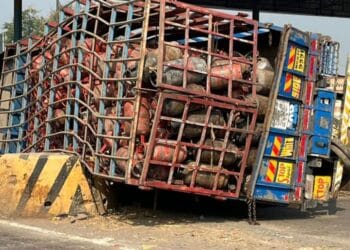 बंद झालेला टोलनाका ठरतोय अपघाताला कारणीभूत; रिकामे सिलेंडर घेऊन जाणारा ट्रक पलटी; पुणे-सोलापूर राष्ट्रीय महामार्गावरील कासुर्डी टोल नाका येथील घटना