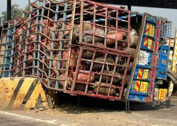 बंद झालेला टोलनाका ठरतोय अपघाताला कारणीभूत; रिकामे सिलेंडर घेऊन जाणारा ट्रक पलटी; पुणे-सोलापूर राष्ट्रीय महामार्गावरील कासुर्डी टोल नाका येथील घटना