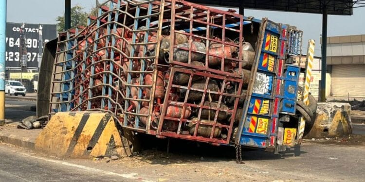 बंद टोल बूथ अपघाताचे कारण, गॅस सिलेंडर घेऊन जाणारा ट्रक पलटला; पुणे-सोलापुर राष्ट्रीय महामार्गावर कासुर्डी टोल प्लाझा येथे घटना 1 बंद झालेला टोलनाका ठरतोय अपघाताला कारणीभूत; रिकामे सिलेंडर घेऊन जाणारा ट्रक पलटी; पुणे-सोलापूर राष्ट्रीय महामार्गावरील कासुर्डी टोल नाका येथील घटना