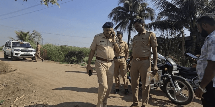 नारायणगावात 2.5 लाख रुपयांची चोरी 1 नारायणगावात 2.5 लाख रुपयांची चोरी; चोरांनी दरवाजा तोडून घरात शिरून केला मोठा डाका; 2.5 लाख रुपयांच्या संपत्तीवर केला हात साफ