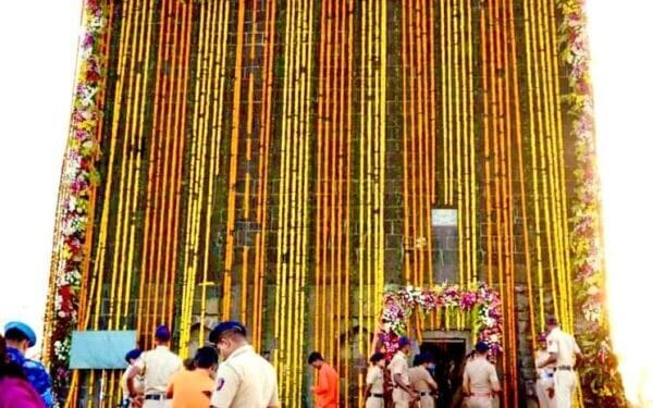 किल्ले शिवनेरीवर शिवभक्तांवर मधमाशांचा हल्ला; 10 ते 15 जण जखमी 1 किल्ले शिवनेरीवर शिवभक्तांवर मधमाशांचा हल्ला; 10 ते 15 जण जखमी