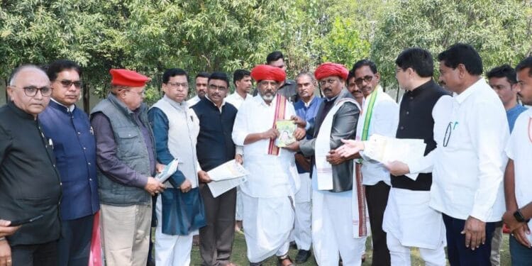 फुले एज्युकेशन तर्फे महिला शिक्षक दिन सुरू केल्याबद्दल तेलंगणा राज्याचे उपमुख्यमंत्री सन्मानित