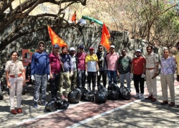 आरकॉन सोसायटीच्या वतीने शिवनेरी किल्ल्याची स्वच्छता; स्थानिक आणि वनविभागाकडून कौतुक