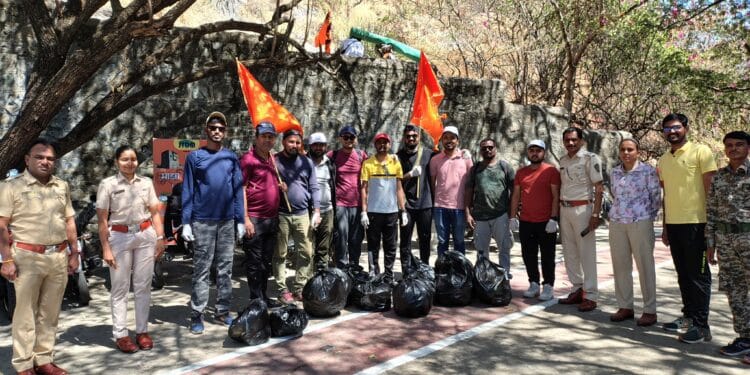 आरकॉन सोसायटीच्या वतीने शिवनेरी किल्ल्याची स्वच्छता; स्थानिक आणि वनविभागाकडून कौतुक 1 आरकॉन सोसायटीच्या वतीने शिवनेरी किल्ल्याची स्वच्छता; स्थानिक आणि वनविभागाकडून कौतुक