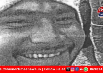 संतोष देशमुखांच्या हत्येचे क्रूर फोटो समोर येताच महाराष्ट्र सुन्न, आरोपींनी मृत शरीरावर पाय ठेवून सेल्फी घेतला