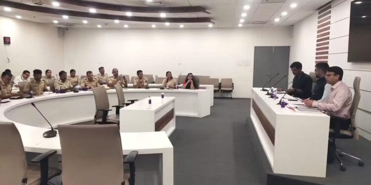 बिबट संघर्ष: पुणे जिल्हाधिकाऱ्यांचा 'मास्टर प्लॅन'; ७०० पिंजरे खरेदी 1 बिबट संघर्ष: पुणे जिल्हाधिकाऱ्यांचा 'मास्टर प्लॅन'; ७०० पिंजरे खरेदी